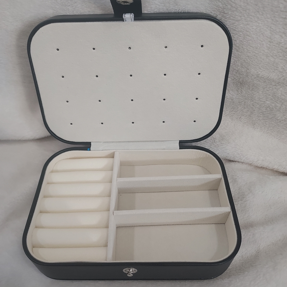 Source Unknown Black and Cream Jewelry Organizer